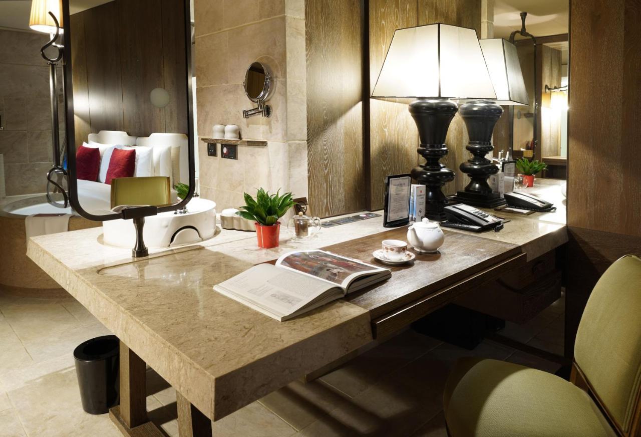 Palais De Chine Hotel Taipei Bagian luar foto A table in a hotel room