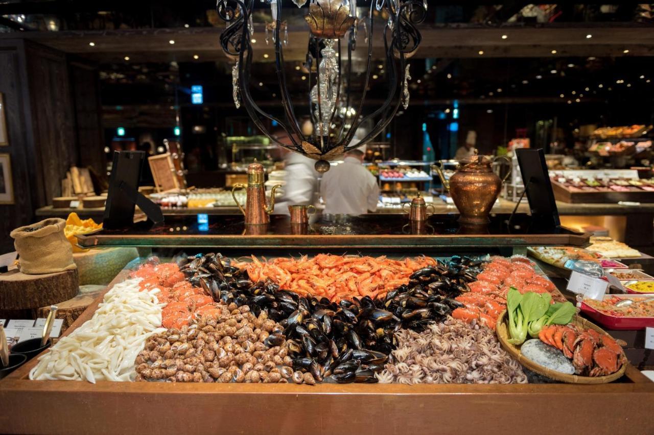 Palais De Chine Hotel Taipei Bagian luar foto Seafood buffet at a restaurant