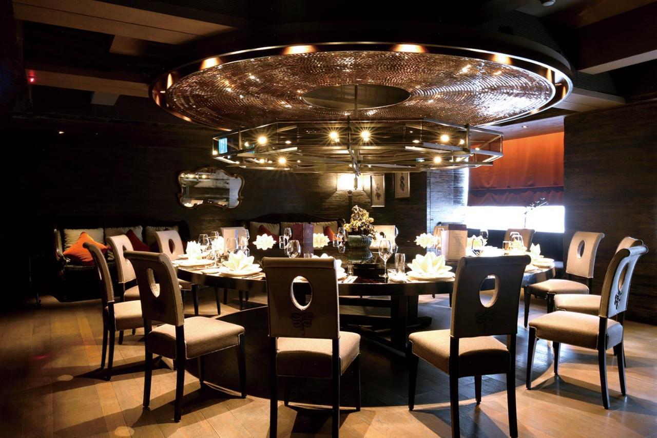 Palais De Chine Hotel Taipei Bagian luar foto The interior of a restaurant in the Grand Hyatt Hotel, Mumbai