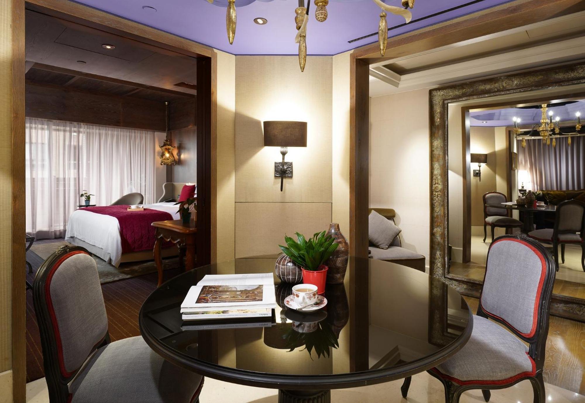 Palais De Chine Hotel Taipei Bagian luar foto A suite at the Mandarin Oriental, Hong Kong