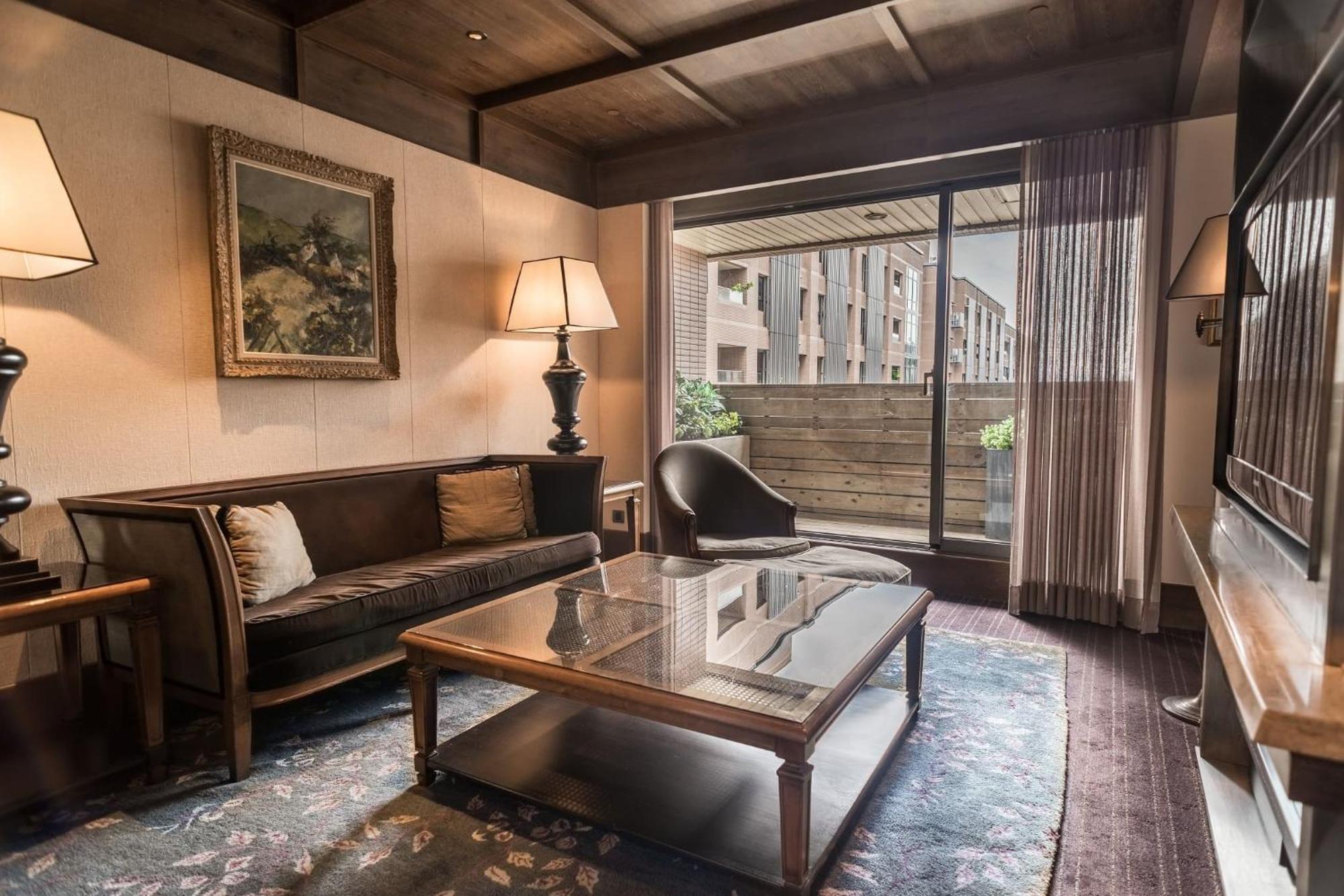 Palais De Chine Hotel Taipei Bagian luar foto A living room in a suite at the hotel