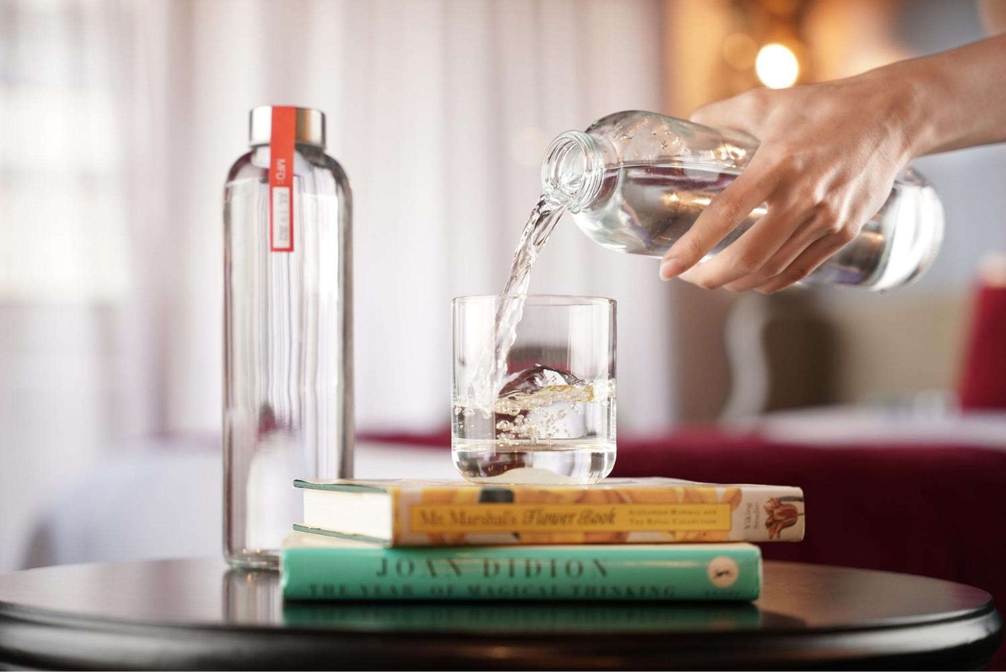 Palais De Chine Hotel Taipei Bagian luar foto A glass of water